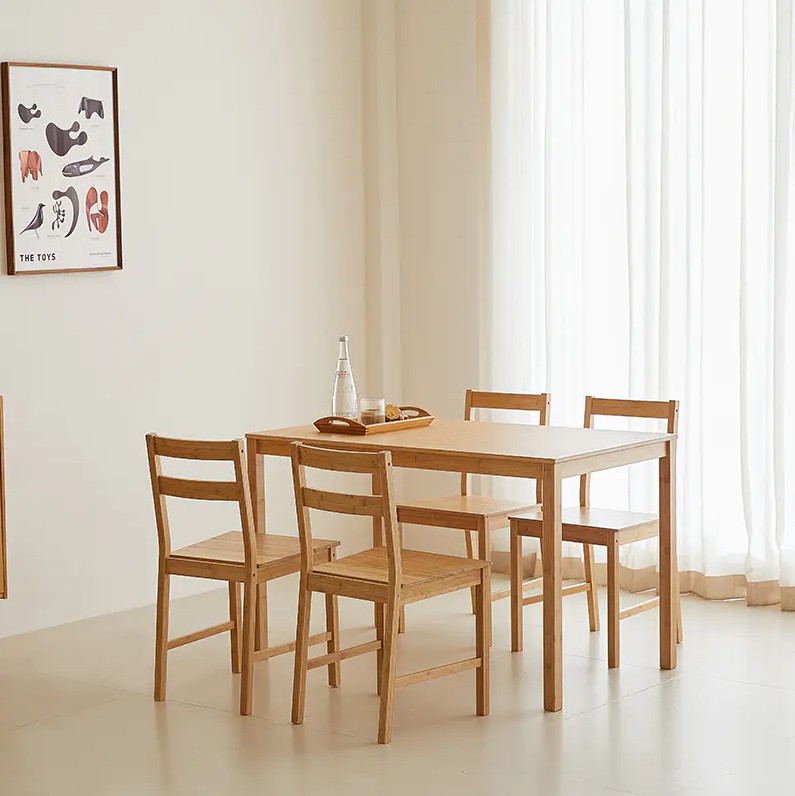 Jsou bambusové jídelní stoly vhodné pro vnitřní i venkovní použití?